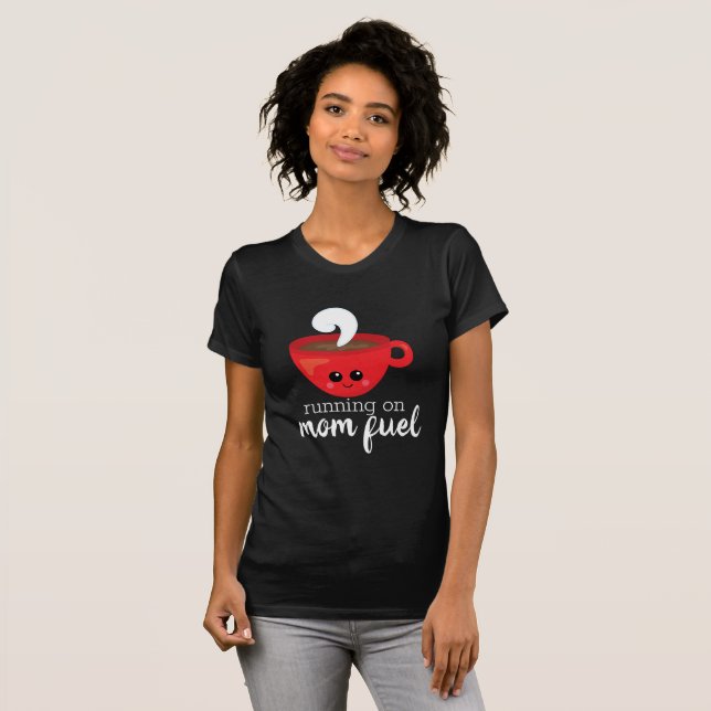 Camiseta Executando o script MOM FUEL de café vermelho (Frente Completa)