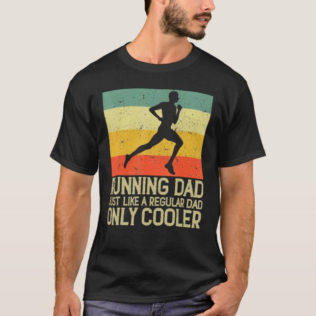 Camiseta Executando Pai Como Um Pai Normal Apenas Mães Mais (Frente)
