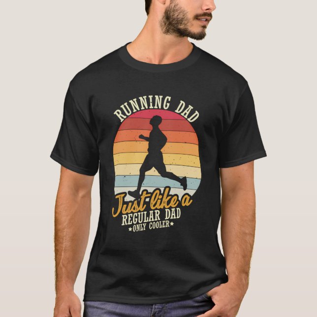 Camiseta Executando Pai Como Um Pai Normal Apenas Um Execut (Frente)