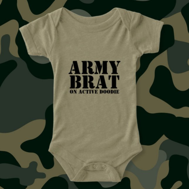 Camiseta Exército Brat no Ativo Doodie Baby Humor (Army Brat on Active Doodie Baby Humor Infant T-shirt by Ricaso Funny humor new baby gift ideas)