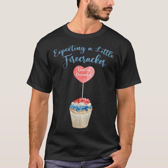 Camiseta Expecting A Firecracker Due December 2022 Pregnanc (Frente)