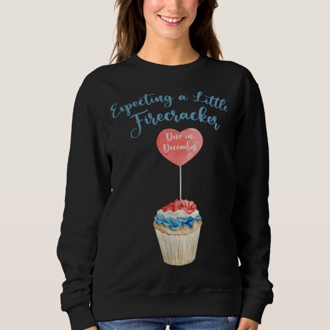 Camiseta Expecting A Firecracker Due December 2022 Pregnanc (Frente)