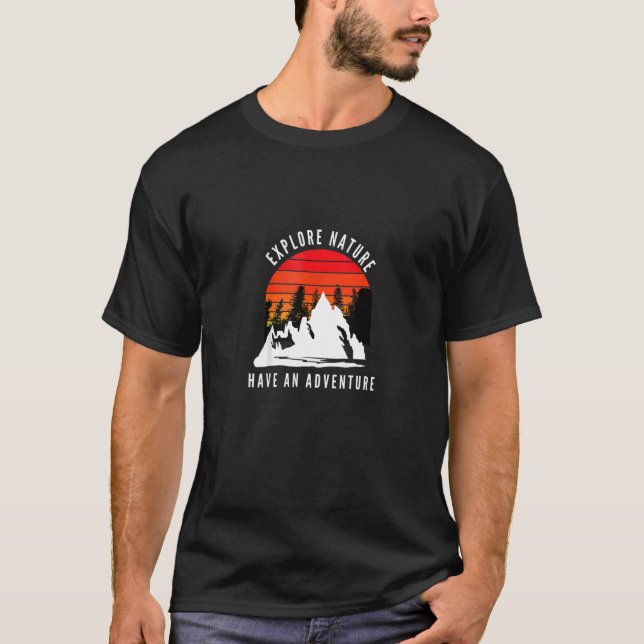 Camiseta Explorar Natureza Tem Uma Floresta Retroativa De A (Frente)
