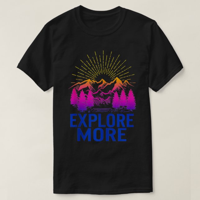 Camiseta Explore mais o acampamento de Viagem da Adventure  (Frente do Design)
