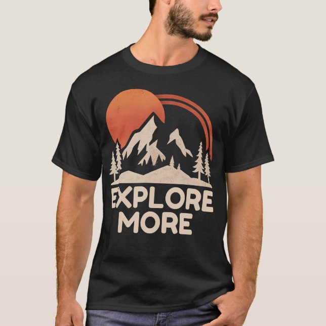 Camiseta Explore More Trekking Mountains Camping Funny Expl (Frente)