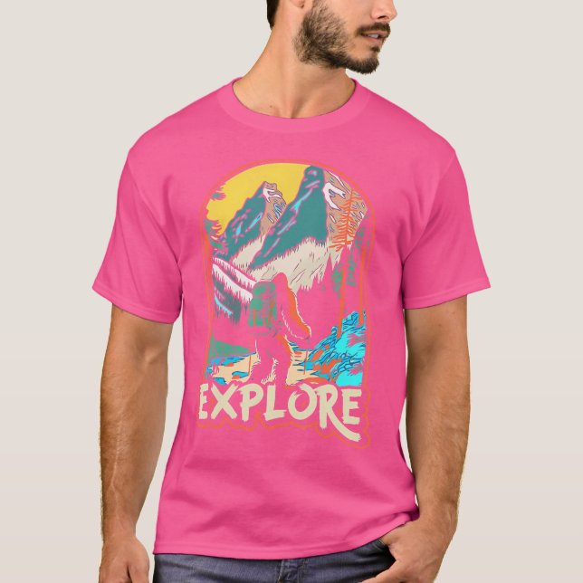 Camiseta Explore O Sasquatch Do Pé Grande Em Mountain Nat (Frente)