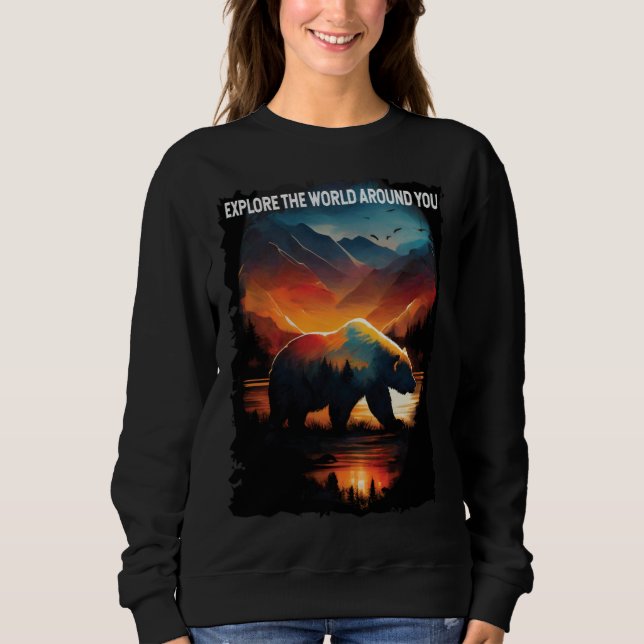 Camiseta Explore The World Around You bear hiking camping (Frente)