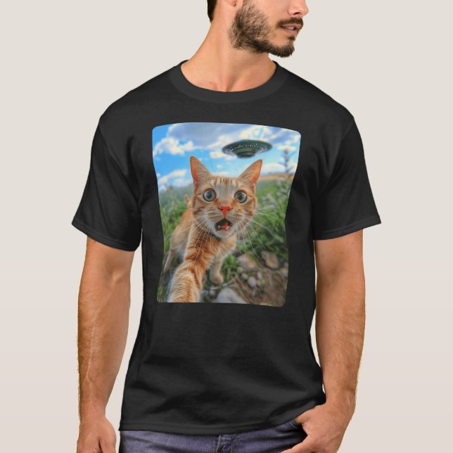 Camiseta Extraterrestrial Encounter Cat Selfie with UFO (Frente)
