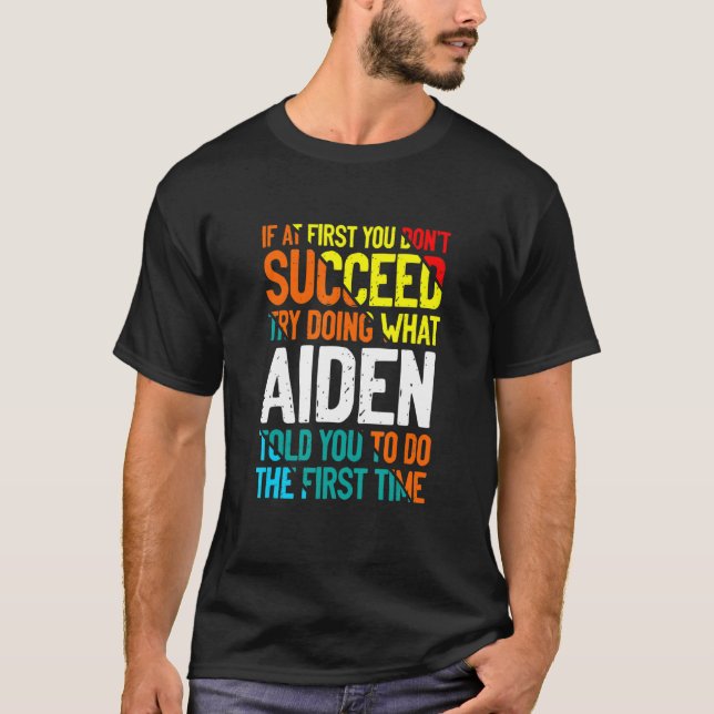 Camiseta Faça o que o Aiden lhe disse para fazer o Apelido  (Frente)
