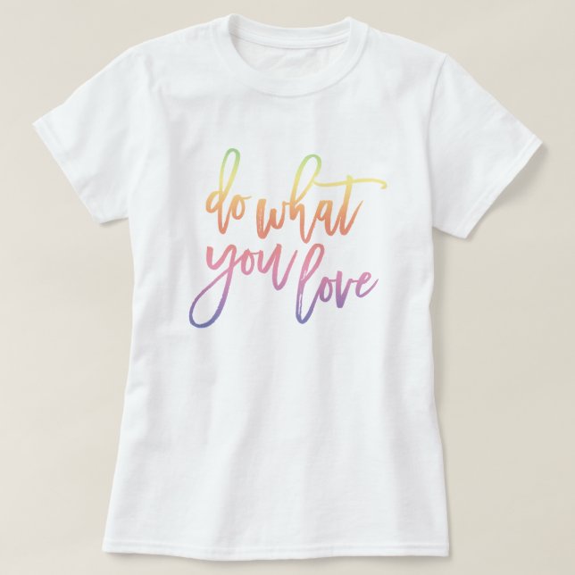 Camiseta Faça o que você ama | Script do Arco-Íris Pastel (Frente do Design)