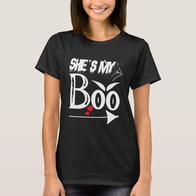 Camiseta Fácil Casal Figurino de Halloween Ela é a minha Bo (Frente)
