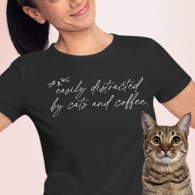 Camiseta Fácil distração com o Cats e o Café Script (Criador carregado)