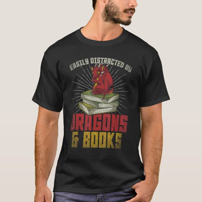 Camiseta Fácil Distração Por Dragões E Livros Lendo Boo (Frente)