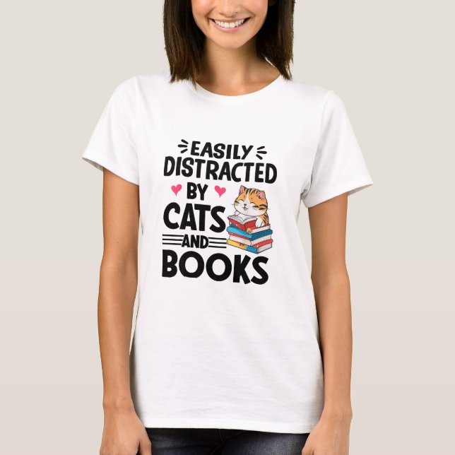 Camiseta Fácil distração por Gatos e Livros Gatos Gatos e B (Frente)