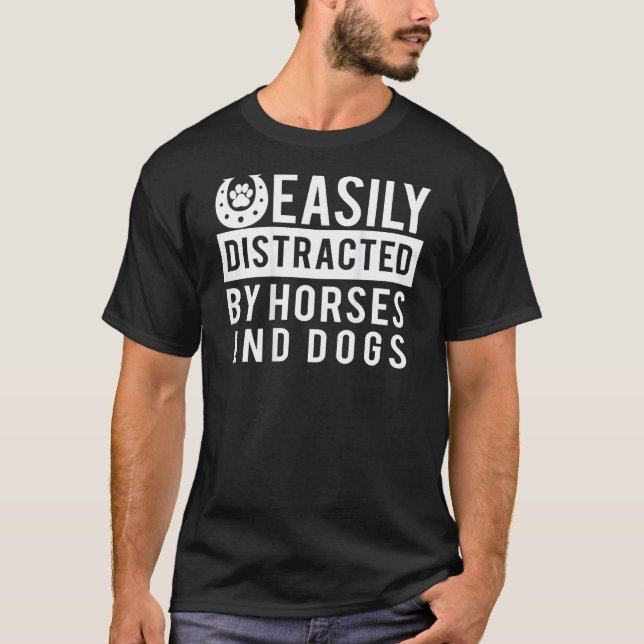 Camiseta Facilmente Distraída Por Cavalos E Cães Para Cowgi (Frente)