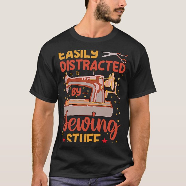 Camiseta Facilmente Distraído Pela Colagem De Coisas De Col (Frente)