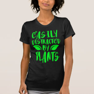 Camiseta facilmente distraído pelas plantas