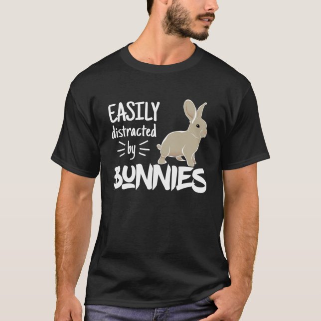 Camiseta Facilmente distraído pelo Coelho de Bunnies Barnya (Frente)