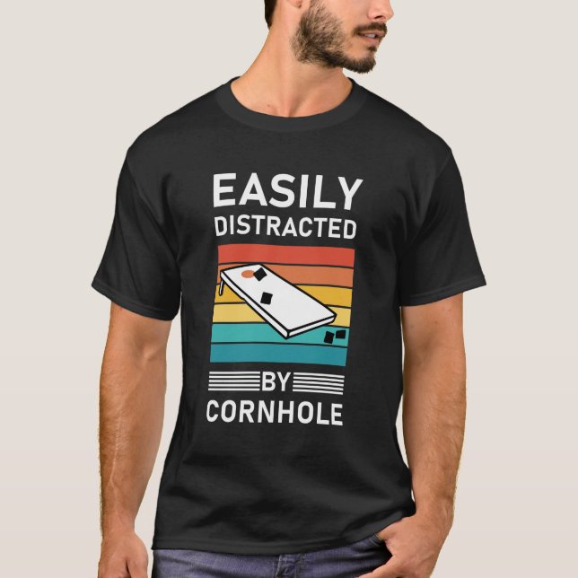 Camiseta Facilmente Distraído Pelo Cornhole (Frente)