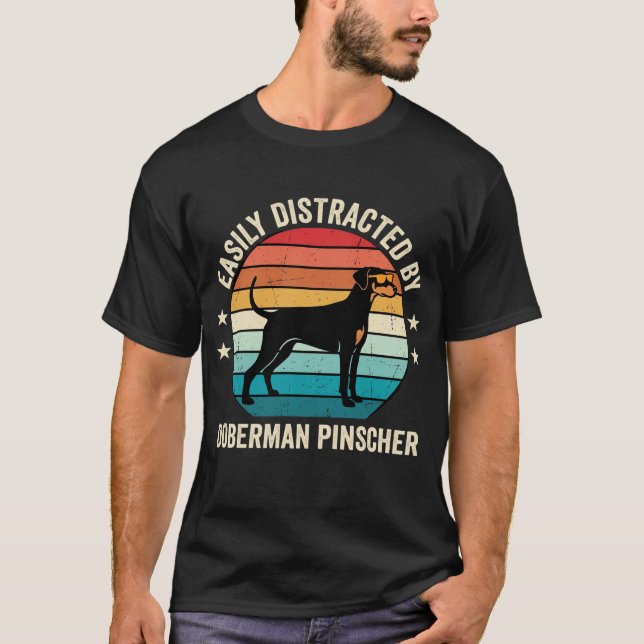 Camiseta Facilmente Distraído pelo Pôr do Sol Retro do Dobe (Frente)