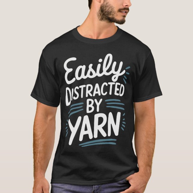 Camiseta Facilmente Distraído Por (Frente)