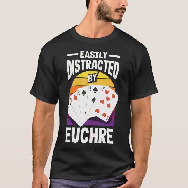 Camiseta Facilmente Distraído Por (Frente)
