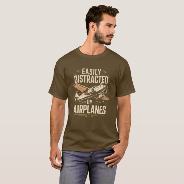 Camiseta Facilmente Distraído por Aviões Engraçado Aviação (Frente Completa)
