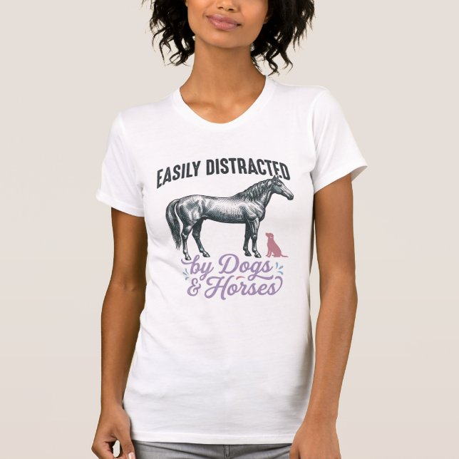 Camiseta Facilmente Distraído por Cães e Cavalos_ (Frente)