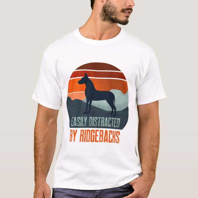 Camiseta Facilmente Distraído Por Caminhadas De Ridgebacks (Frente)