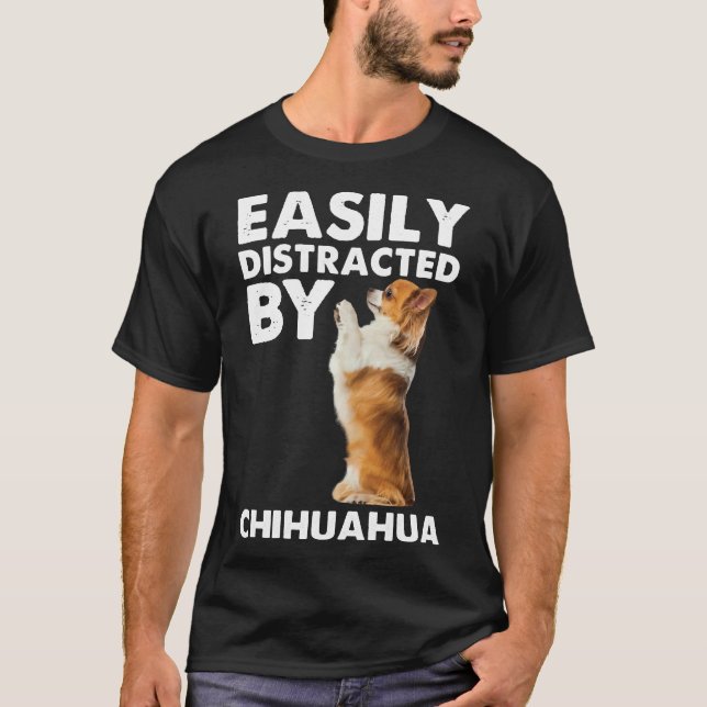Camiseta Facilmente Distraido Por Chihuahua (Frente)