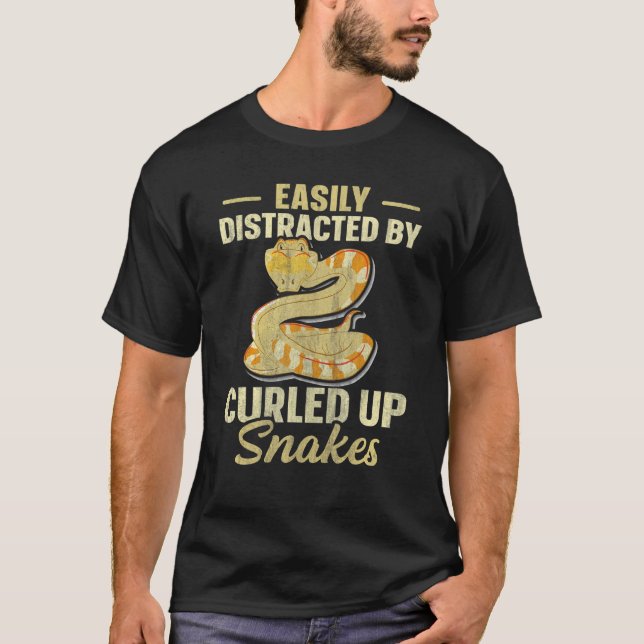 Camiseta Facilmente Distraído Por Cobras Amaldiçoados Pytho (Frente)
