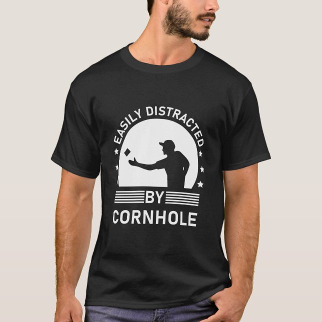 Camiseta Facilmente Distraído Por Cornhole (Frente)