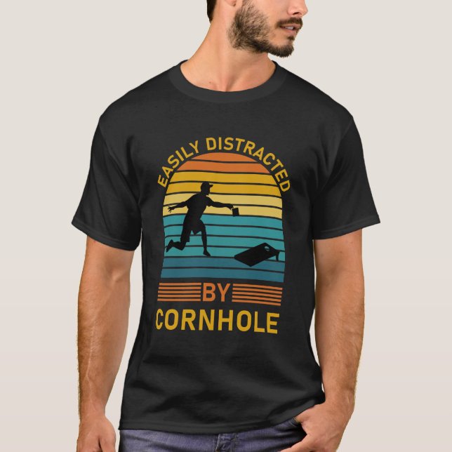 Camiseta Facilmente Distraído Por Cornhole (Frente)