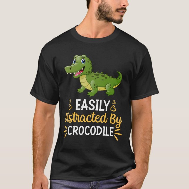 Camiseta Facilmente Distraído Por Crocodilo (Frente)