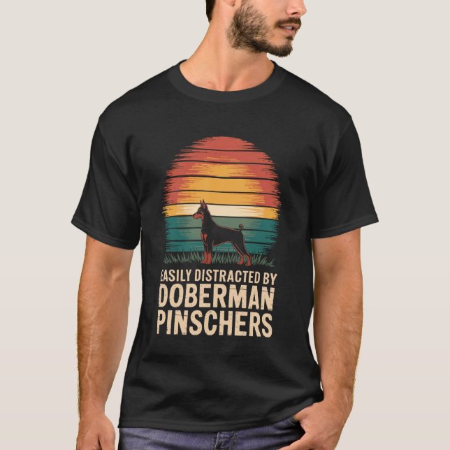 Camiseta Facilmente Distraído Por Doberman Pinschers (Frente)