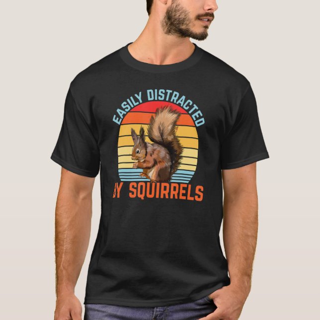 Camiseta Facilmente Distraído Por Esquilos Retro Squirrel D (Frente)