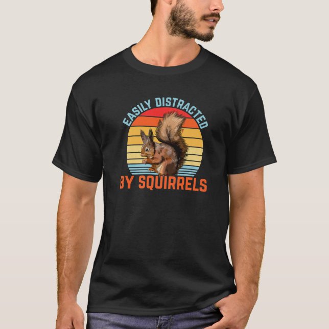 Camiseta Facilmente Distraído Por Esquilos Retro Squirrel D (Frente)