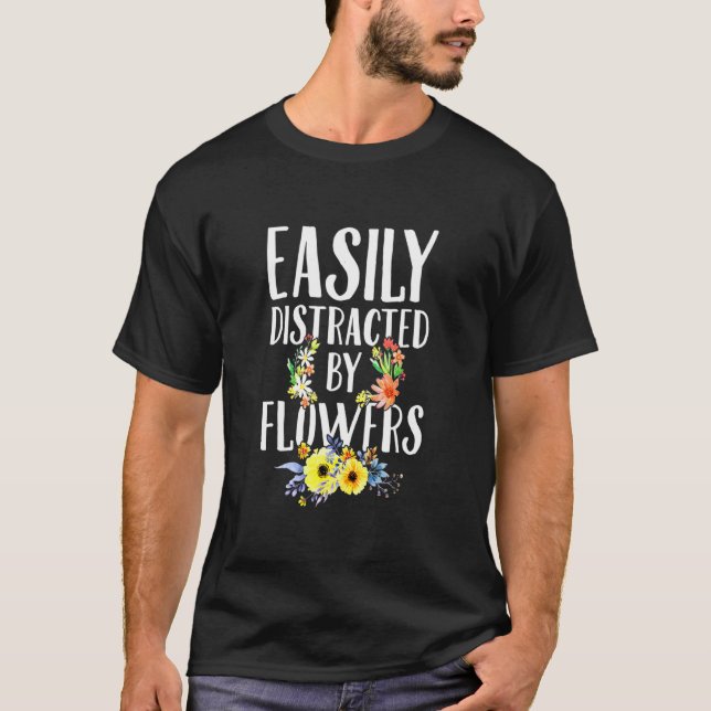 Camiseta Facilmente Distraído Por Flores Planos De Jardinag (Frente)
