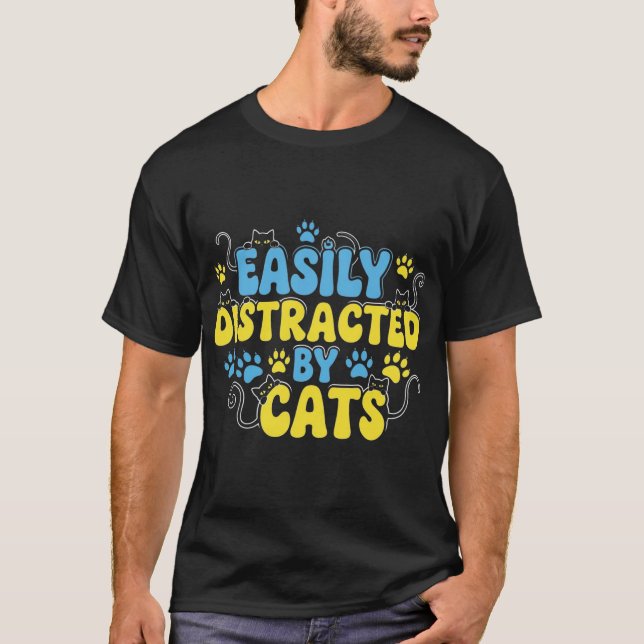 Camiseta Facilmente Distraído por Gatos (Frente)