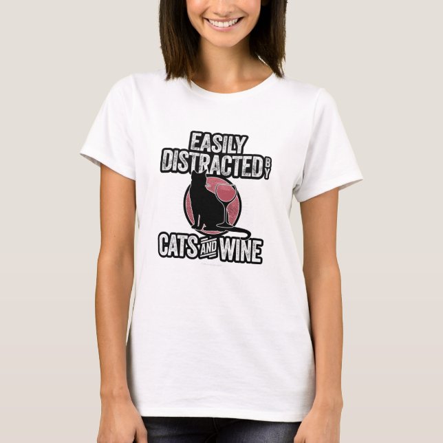Camiseta Facilmente distraído por gatos e vinhos (Frente)