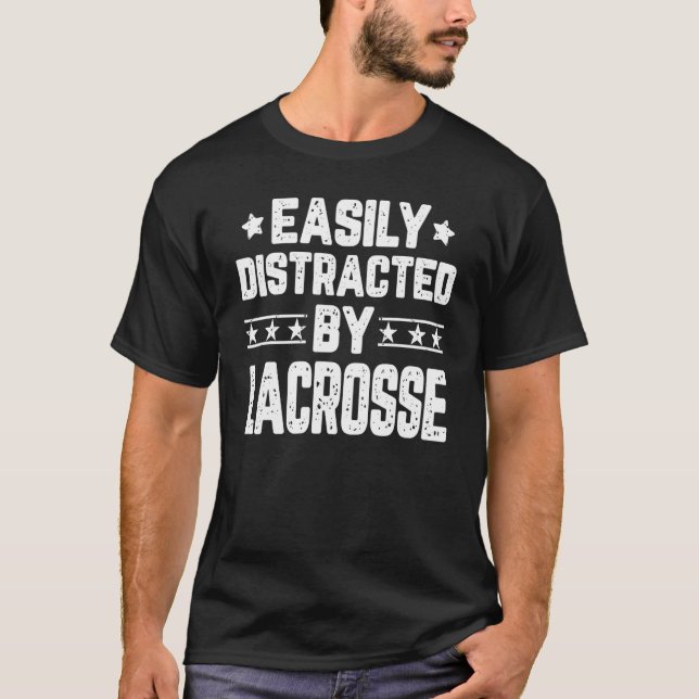 Camiseta Facilmente Distraído Por Lacrosse Lacrosse (Frente)