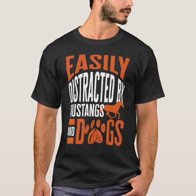 Camiseta Facilmente Distraído Por Mustangs E Cães (Frente)
