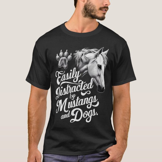 Camiseta Facilmente distraído por Mustangs e Cães Engraçado (Frente)