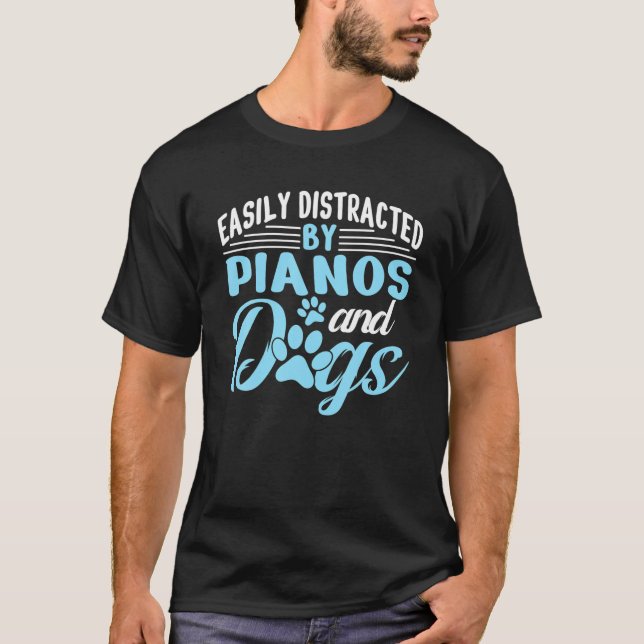 Camiseta Facilmente Distraído Por Pianos E Cachorros Engraç (Frente)