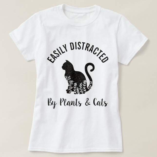 Camiseta Facilmente Distraído por Plantas e Gatos Design (Frente do Design)