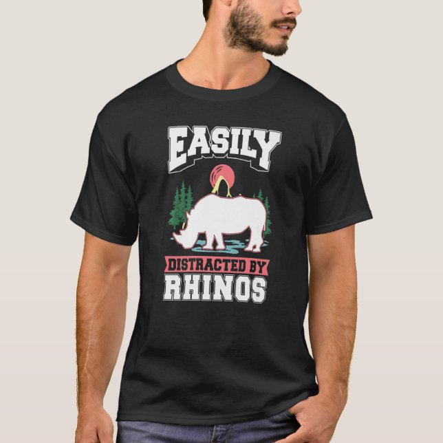 Camiseta Facilmente distraído por Rhinos (Frente)