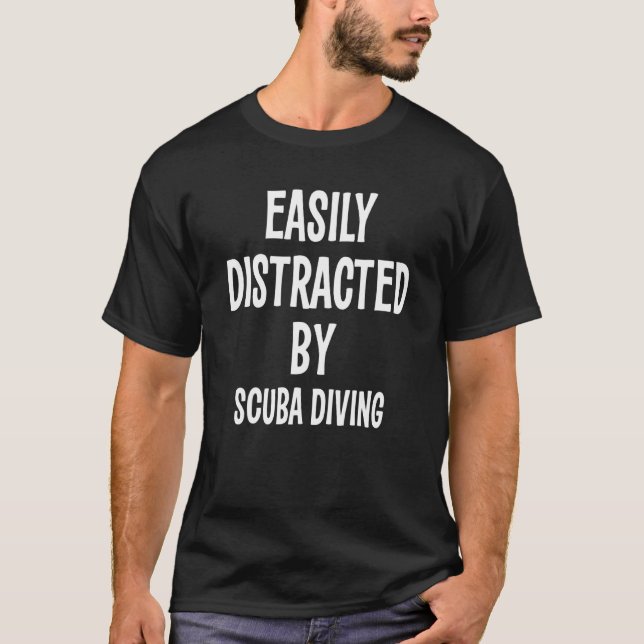 Camiseta Facilmente Distraído Por Scuba Diving (Frente)