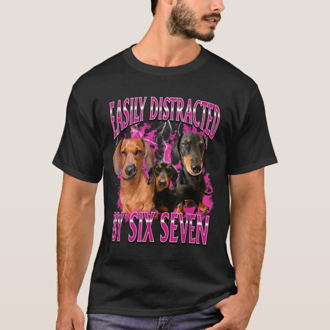 Camiseta Facilmente Distraído Por Seis Sete 67 Meme Dachshu (Frente)
