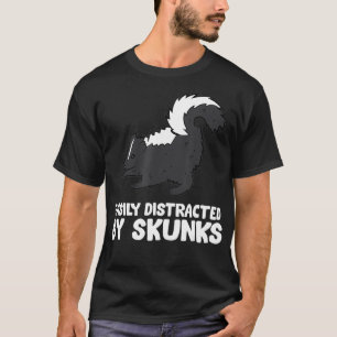 Camiseta Facilmente Distraído Por Skunks Love Skunks
