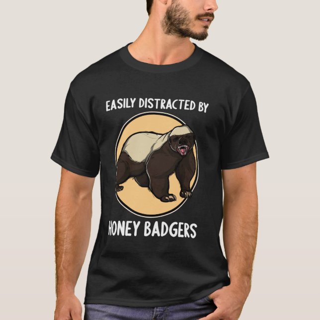 Camiseta Facilmente distraído por Texugos Mel. Texugo Mel (Frente)
